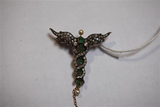 An Edwardian gold, emerald and diamond caduceus pendant brooch, with pearl-set terminals and safety chain, 45mm.